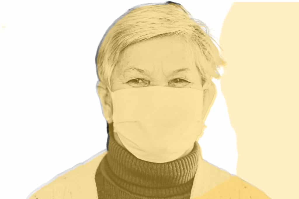 Kvinne med ansiktsmaske i pandemien