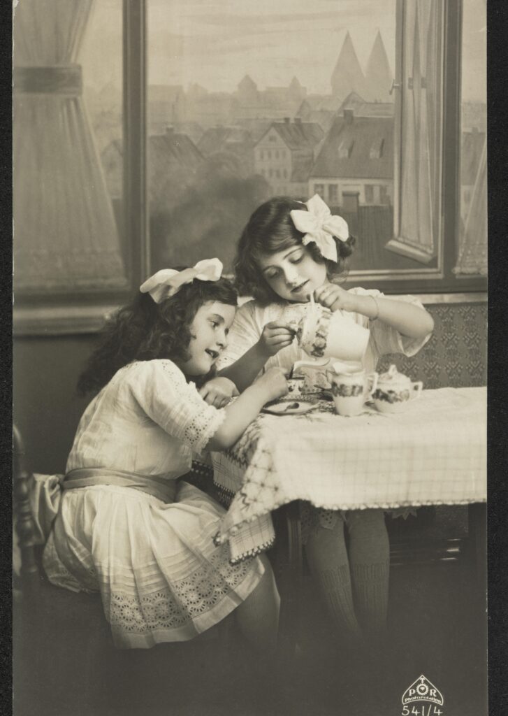 Barn i gamle dager leker teselskap