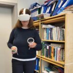 Forsker June Ullevoldsæter Lystad viser fram bruk av VR-briller