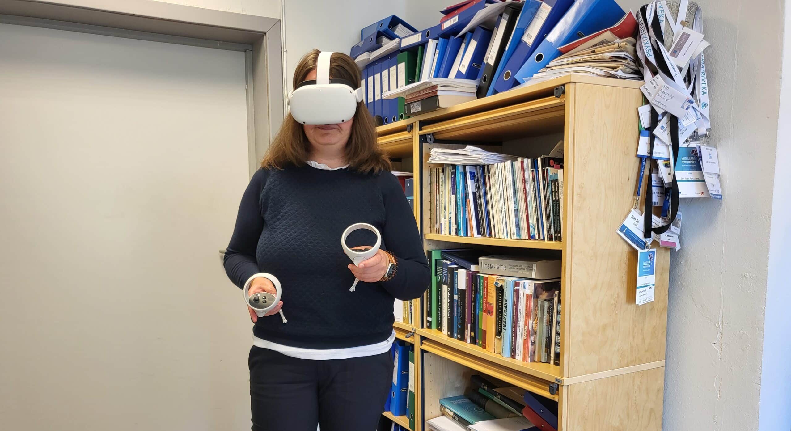 Forsker June Ullevoldsæter Lystad viser fram bruk av VR-briller