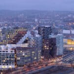Flybilde av Bjørvika i Oslo med mange kontorbygninger fra mars 2020