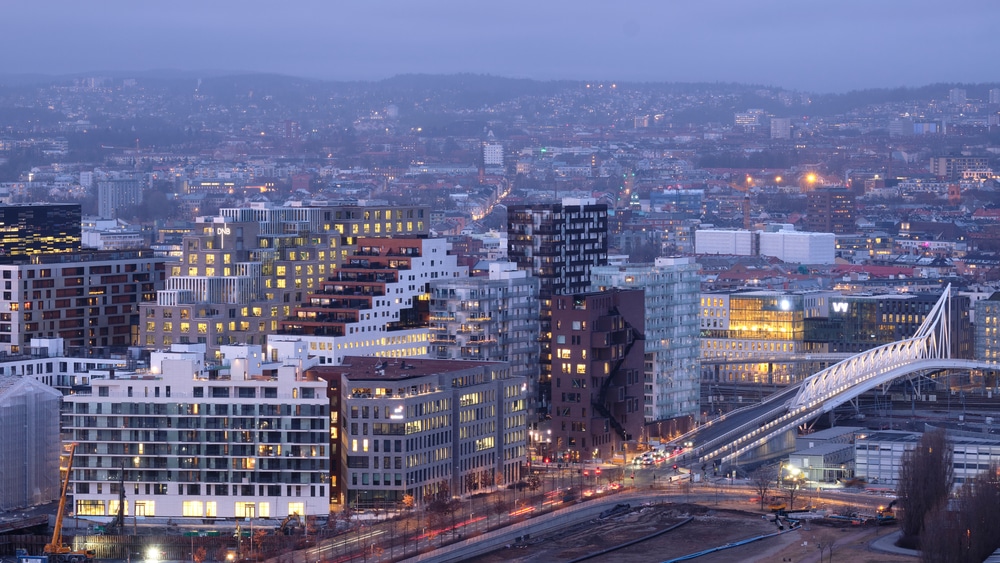 Flybilde av Bjørvika i Oslo med mange kontorbygninger fra mars 2020