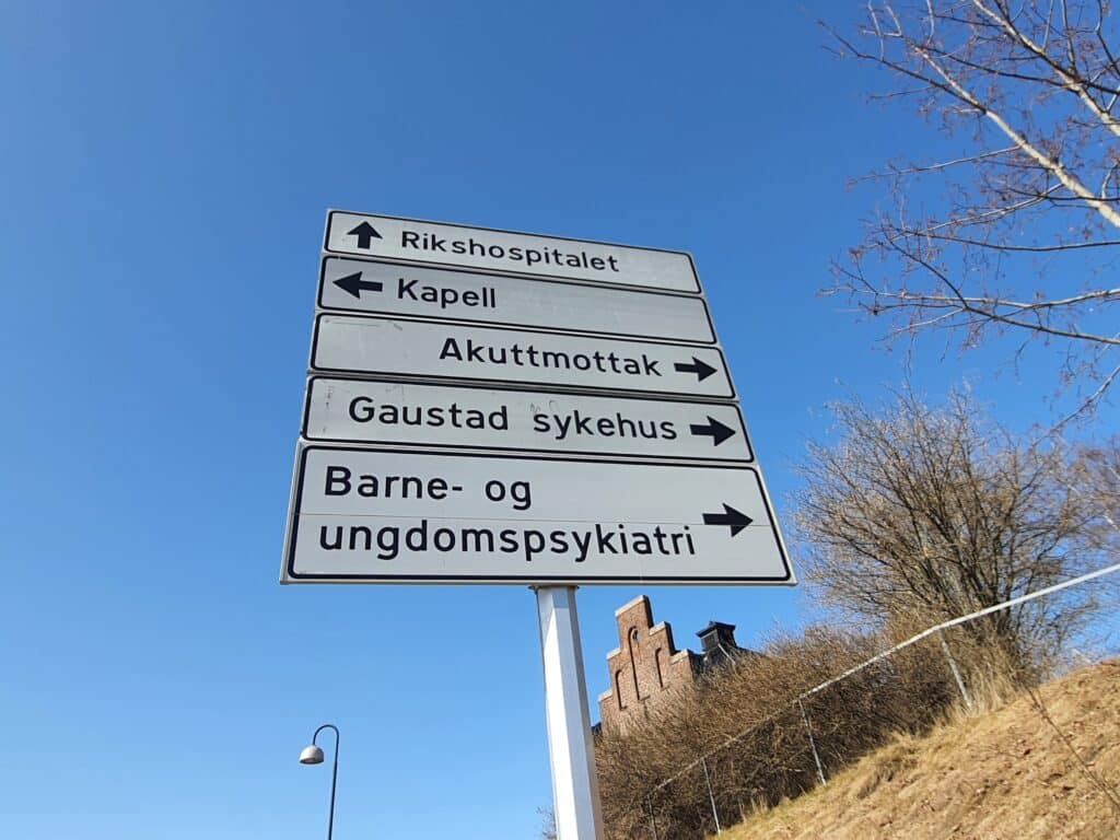 Skilt som viser til Rikshospitalet, akuttmottak, Gaustad sykehus, barne- og ungdomspsykiatri