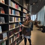 Vibeke forteller om skrivingen sin, på biblioteket