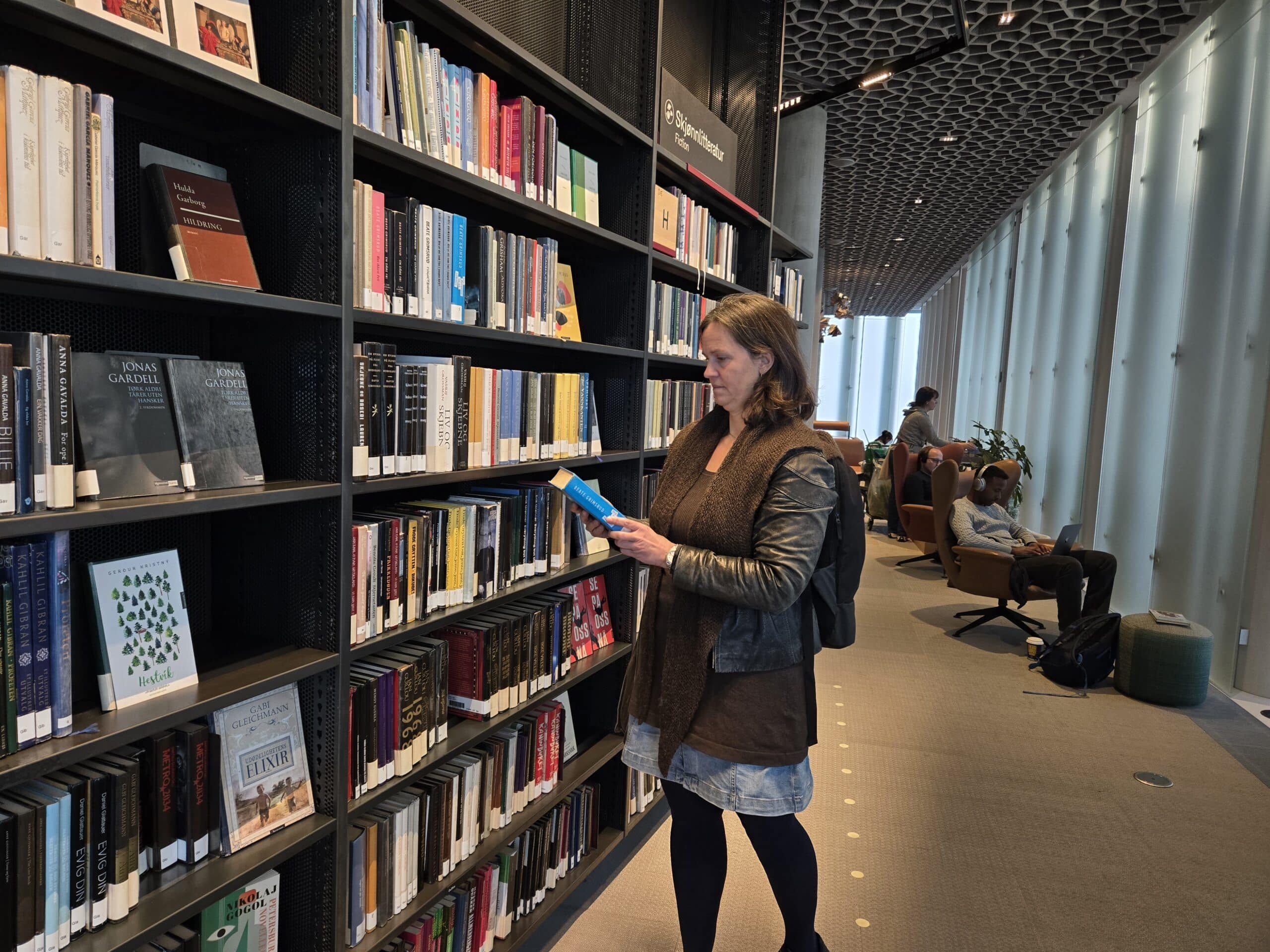 Vibeke forteller om skrivingen sin, på biblioteket