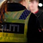 Bilde av politikvinne bakfra