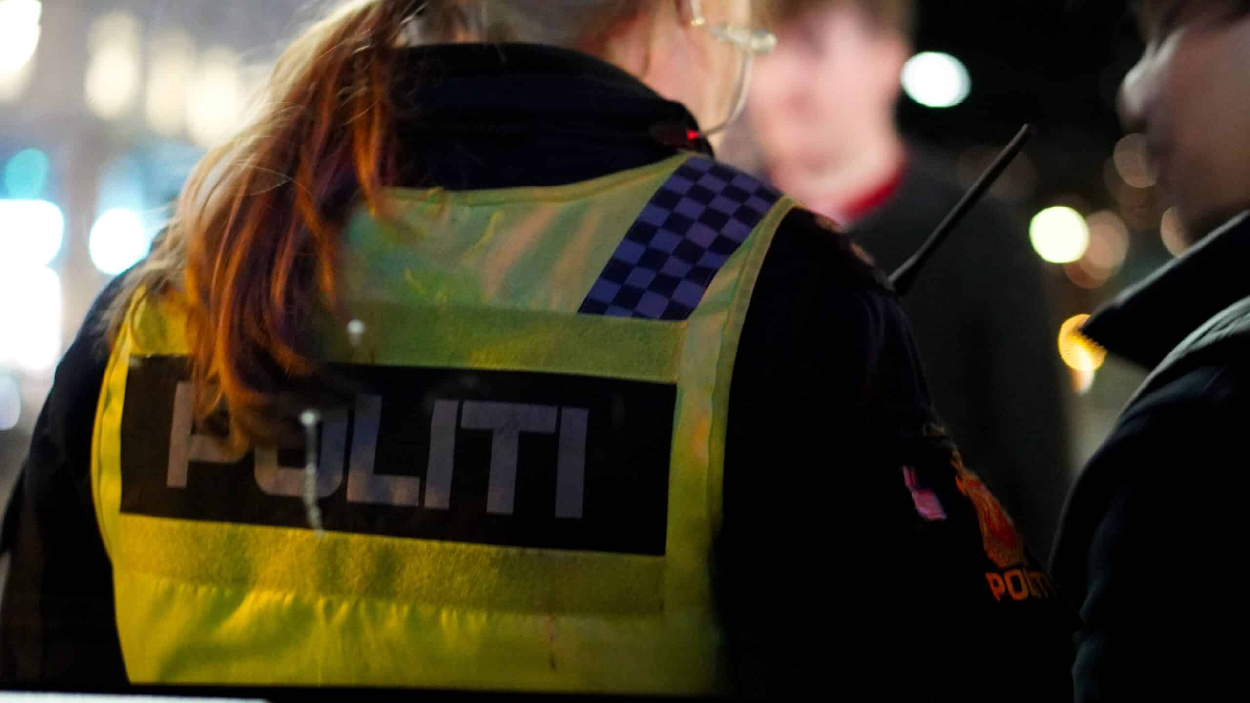 Bilde av politikvinne bakfra