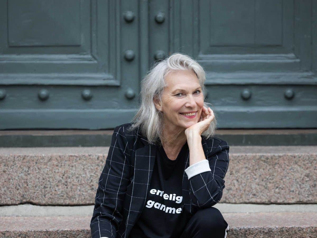 Eldre kvinne på trapp