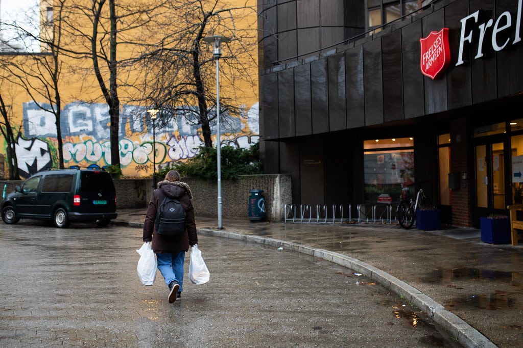 En person har fått utdelt gratis mat av Frelsesarmeen