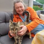 Solveig hjemme med katten sin