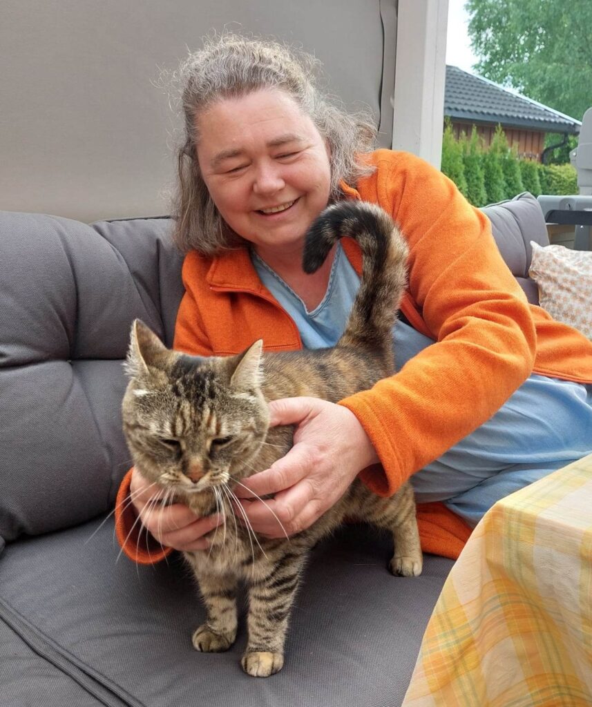 Solveig hjemme med katten sin