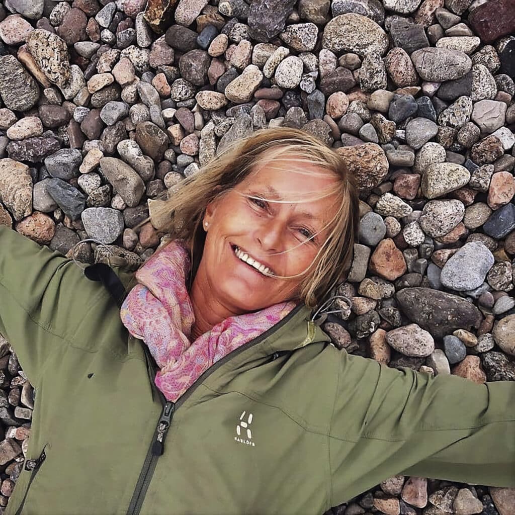 Blid kvinne på stranden