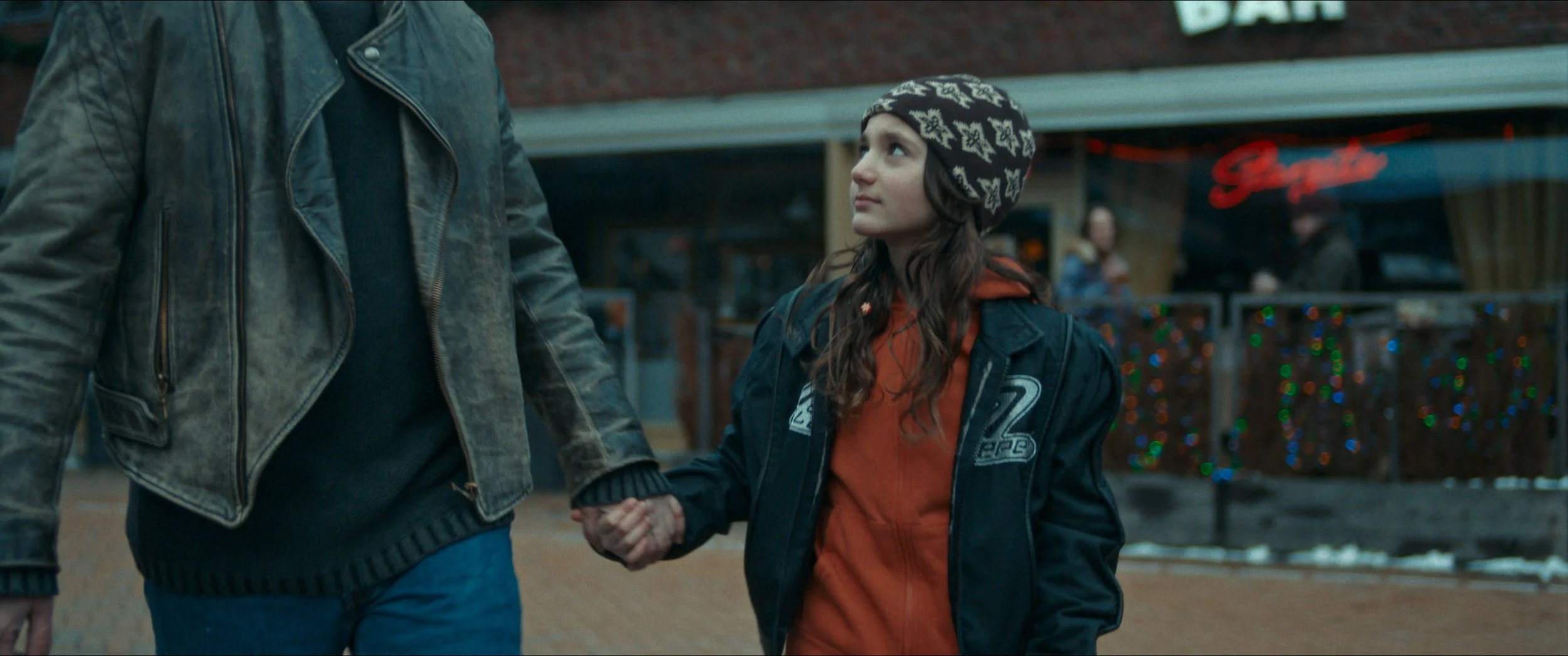 jente og pappa på vei hjem fra stargate pub