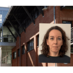 Kvinnelig erfaringsspesialist og sykehusbygningen