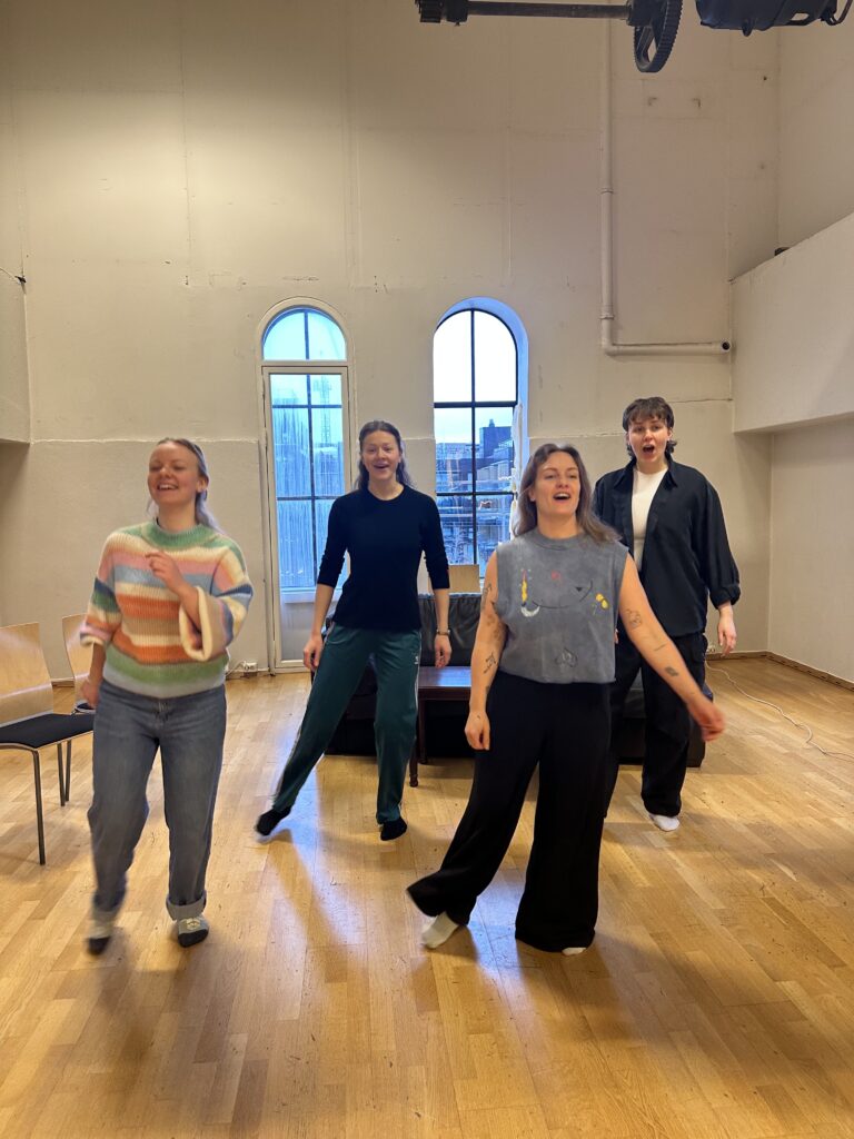 Danser og øver til musikal