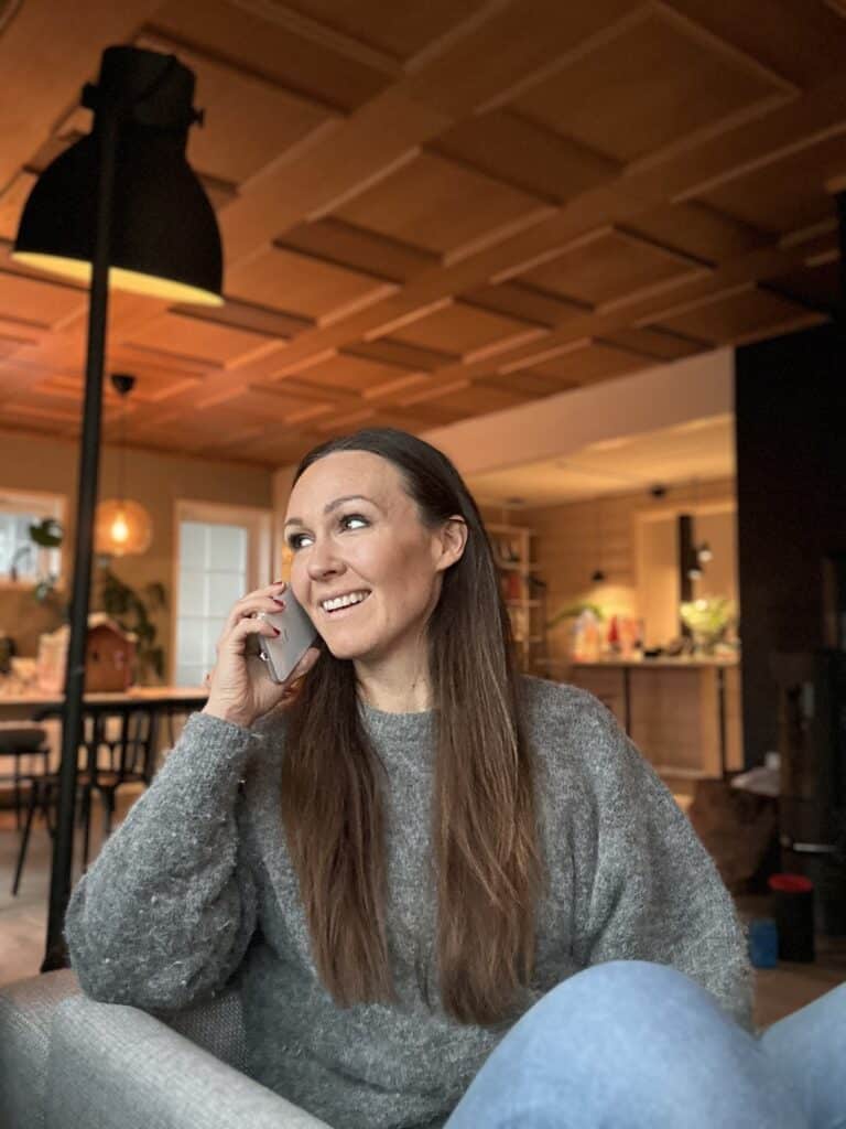 Kvinne i telefonen med venninne