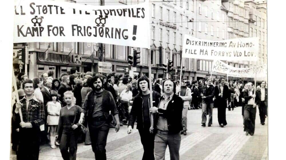 Paroler i 1. mai-togene i Oslo og Bergen i 1974.