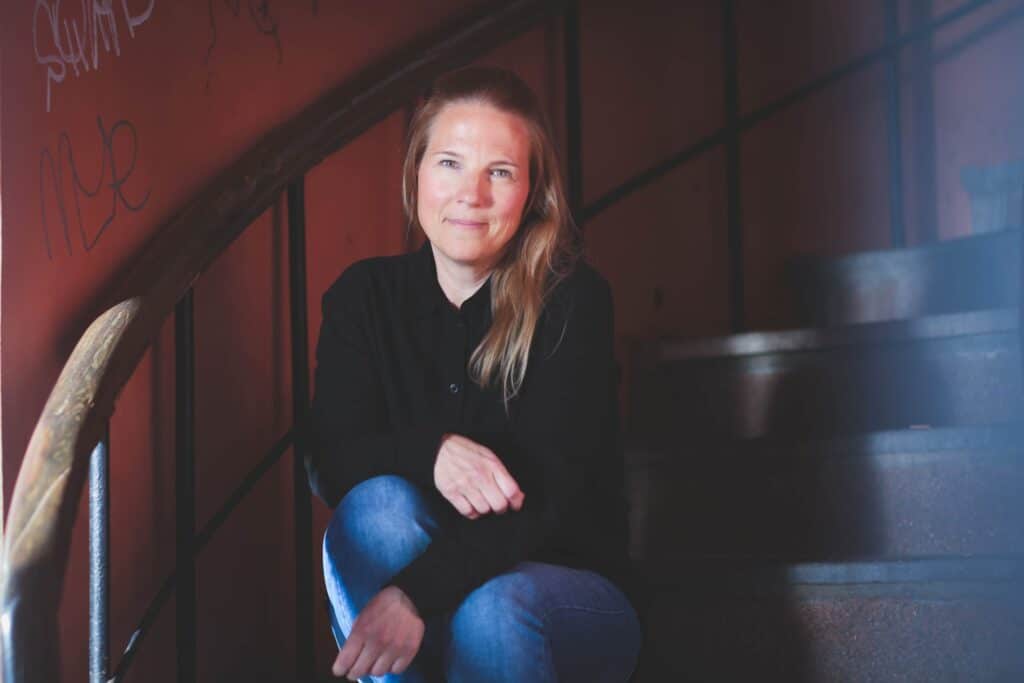 Kvinne, forfatter sitter i trapp