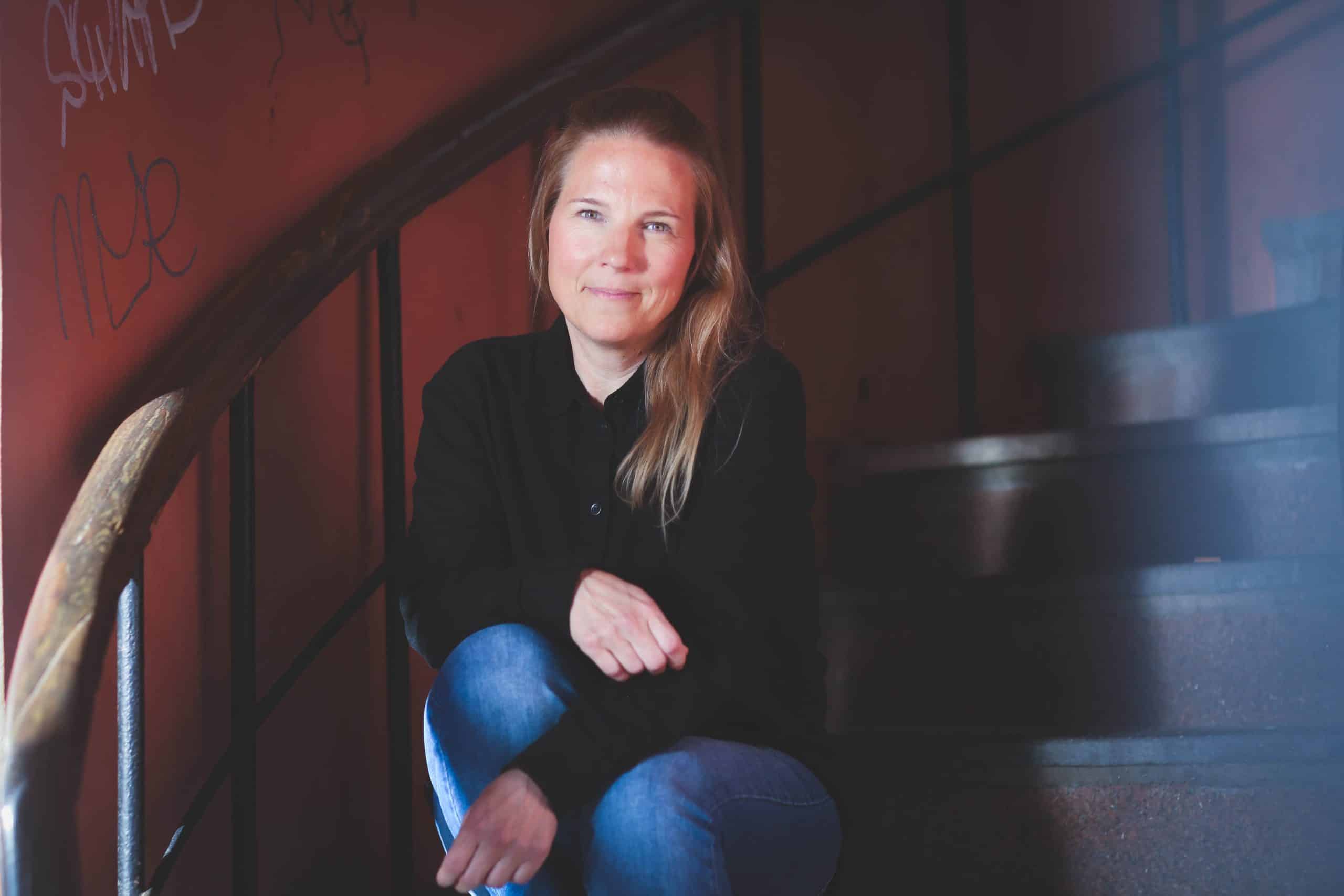 Kvinne, forfatter sitter i trapp