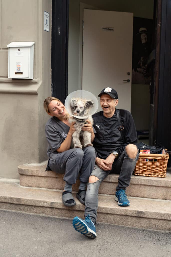 Veterinær med hund på fanget